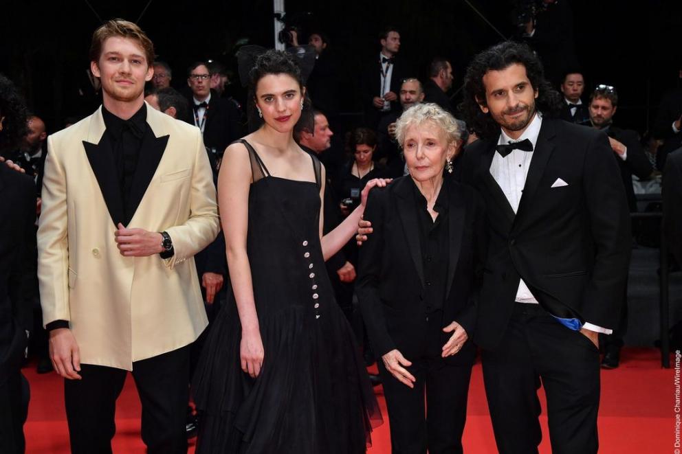 Joe Alwyn (de izq. a dcha.), Margaret Qualley, Claire Denis (directora), y Nick Romano.
