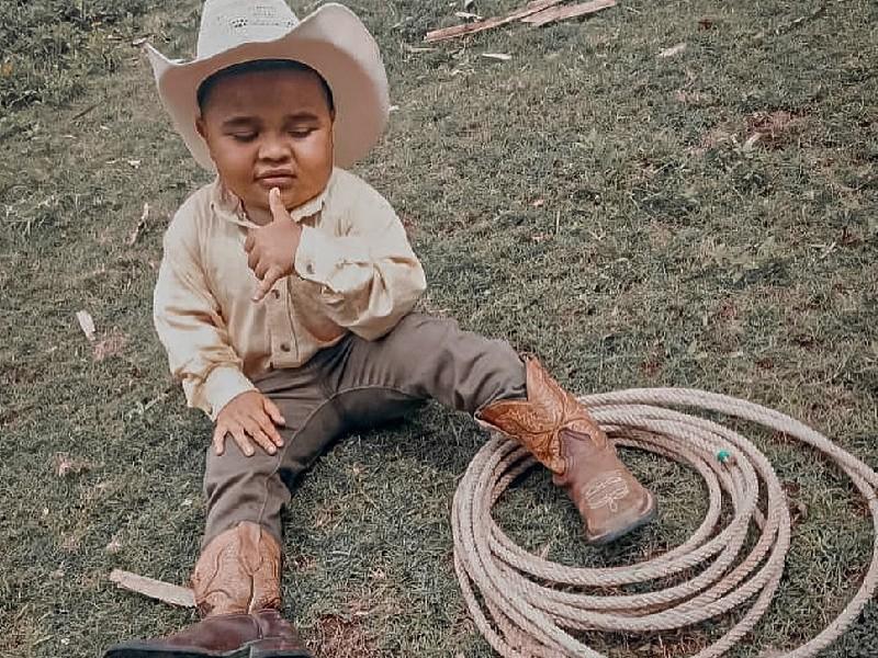 A José David le gusta montar a caballo, enlazar terneros o puercos, y jugar con los gallos. Foto / Cortesía. A José David le gusta montar a caballo, enlazar terneros o puercos, y jugar con los gallos. Foto / Cortesía.