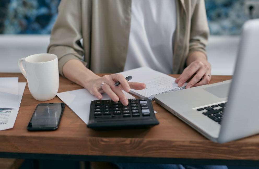 Todo lo que tiene que saber a la hora de consolidar sus deudas. Photo by Mikhail Nilov from Pexels