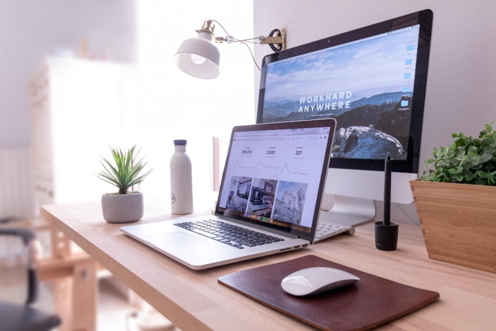Hay personas que aún tienen la idea de que Marketing Digital y la estrategia de contenidos va 100% ligada solo a redes sociales, ignorando que existen otros medios digitales súper efectivos para tu negocio.