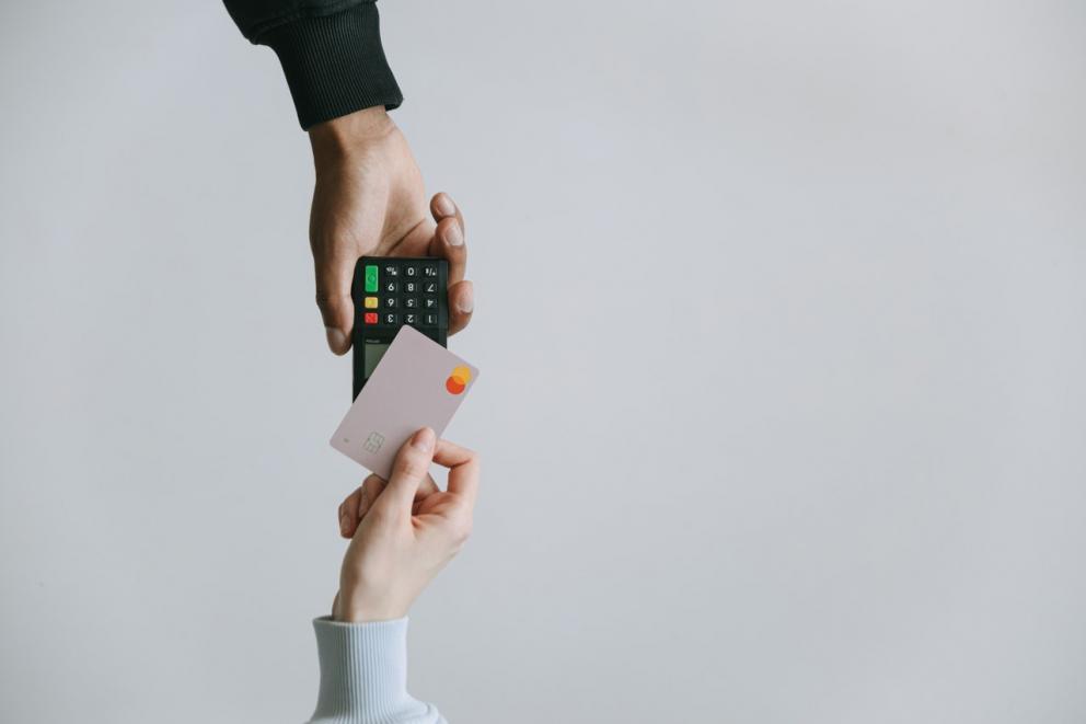 La importancia de llevar tu tarjeta a todos lados. Photo by Ivan Samkov from Pexels