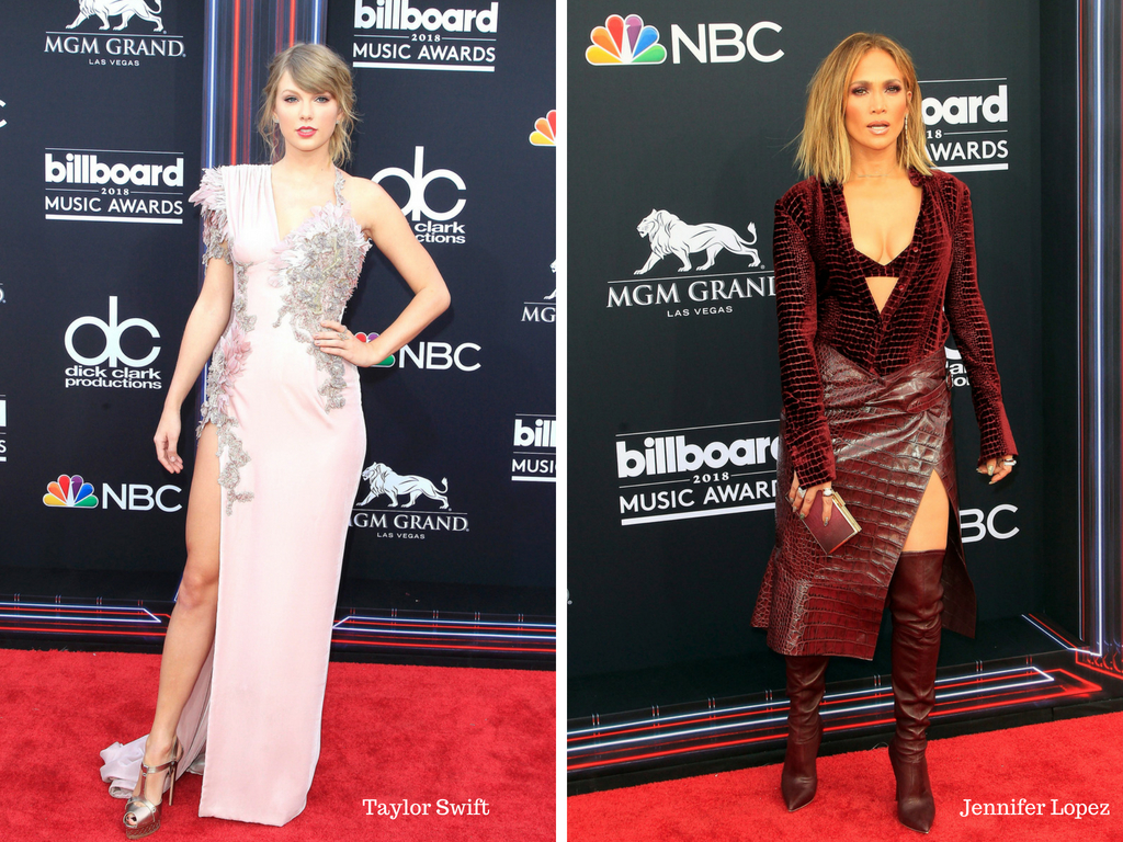 Taylor Swift luciendo un Versace y Jennifer Lopez en un Roberto Cavalli.