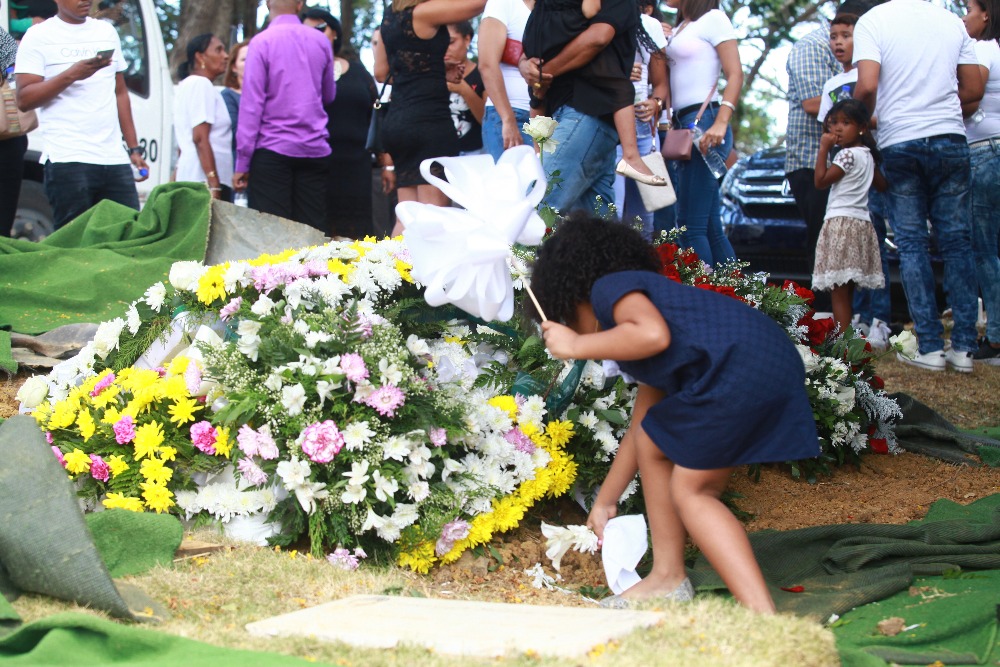 Jardín de Paz: Sepelio del Campeón de Boxeo panameño Eusebio Pedroza. Una de sus nietas pequeñas acomoda inocentemente    las flores sueltasen en la tumba de su abuelito. (8 Marzo 2019)