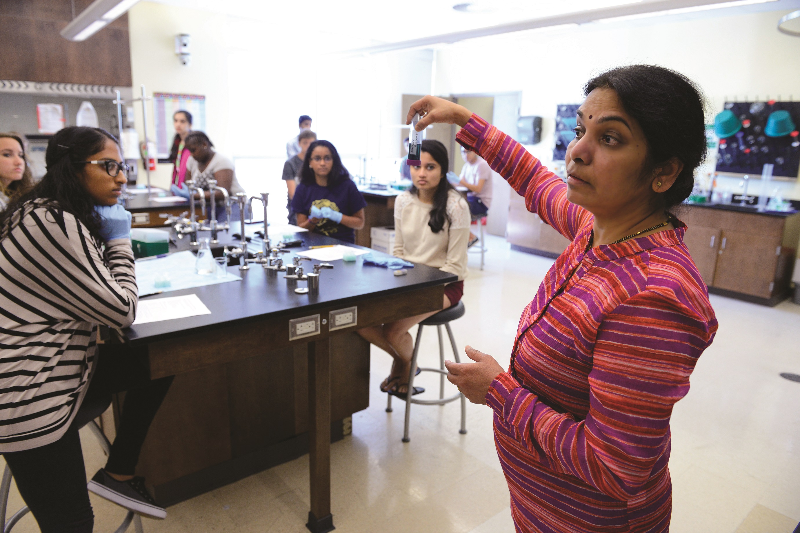 Dra. Leena Pattarkine dictando clases sobre biotecnología a estudiantes mujeres en Harrisburg University/Foto: Cortesía