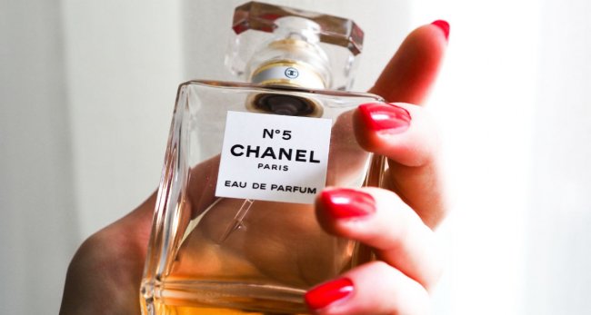 Chanel perfume bottle fotografías e imágenes de alta resolución