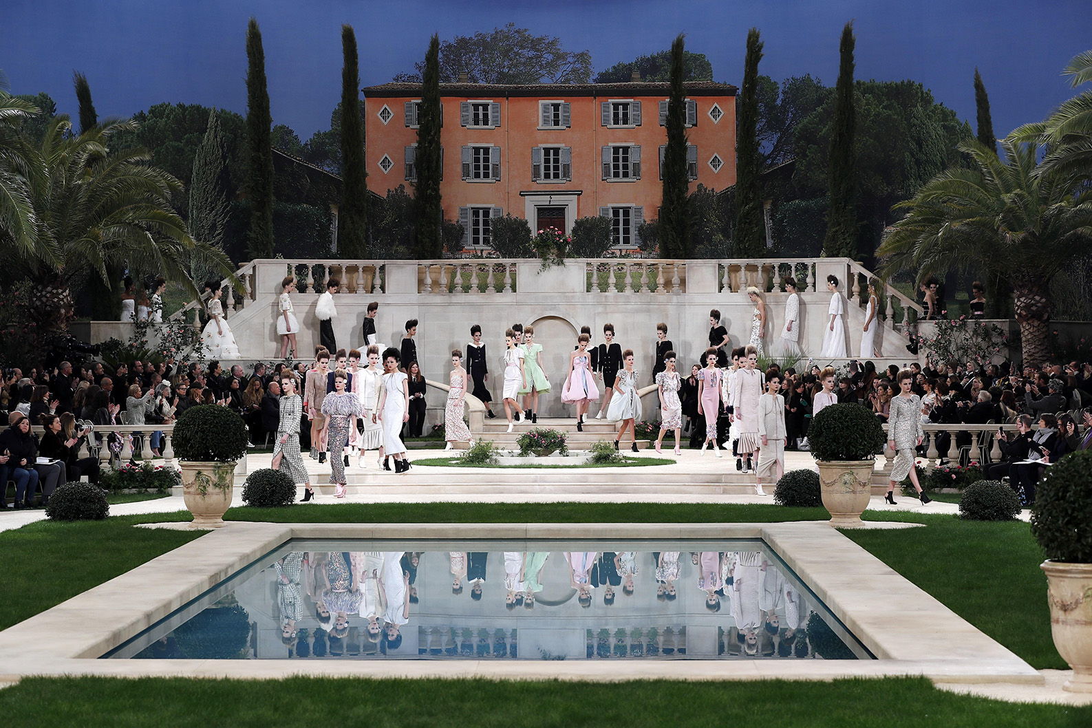 Chanel convierte su pasarela en un verdadero jardín italiano