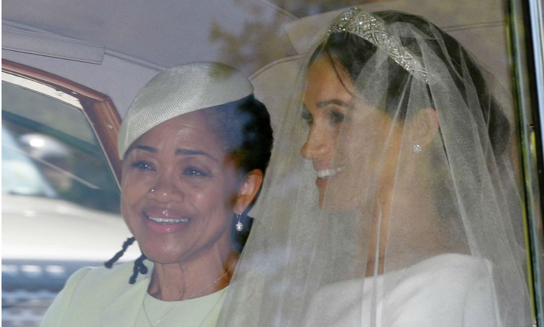 La novia Meghan Markle junto a su madre Doria Ranglan a la salida del hotel donde pasaron juntas la noche, para dirigirse a la Capilla de San José en Windsor