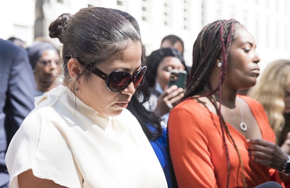 Foto:  Lizzette Martínez junto a Jovante Cunningham, dos de las víctimas de R.Kelly