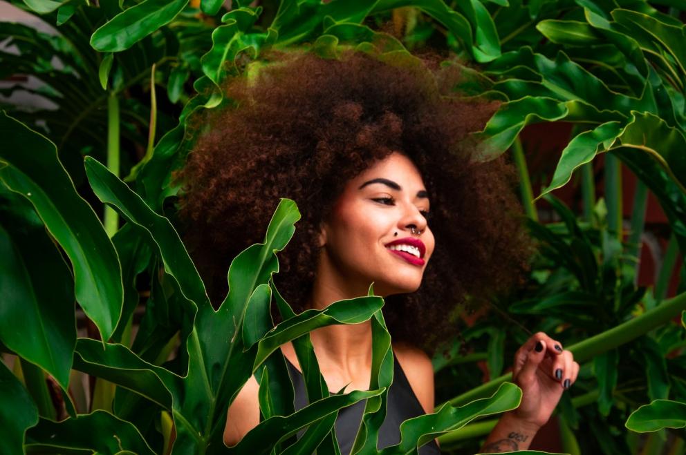 Peinados De Cabello Afro Y Risado. Photo by Giulia Freitas from Pexels