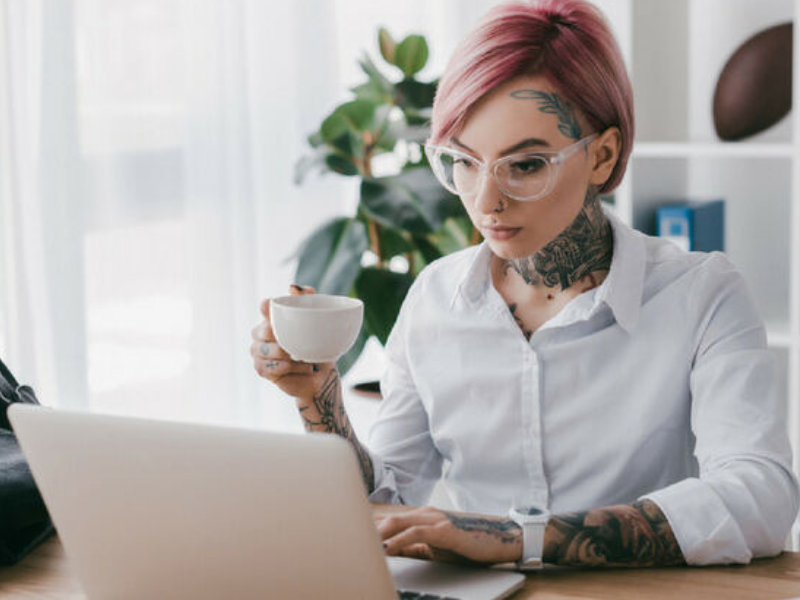 Tener tatuajes ya no es un impedimento para conseguir un trabajo Mujer