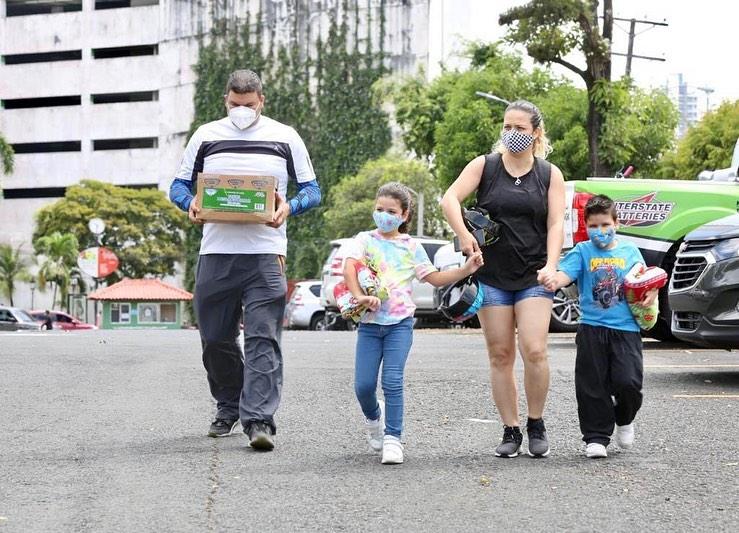 Familia acudiendo a las instalaciones del Parque Omar para hacer su donación./Instagram: @parqueomarpma