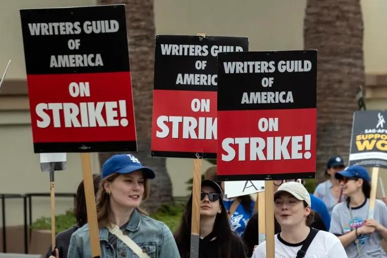 Miembros del sindicato de guionistas se manifiestan frente a los estudios Paramount en Los Ángeles, California (EE.UU.). EFE/Etienne Laurent