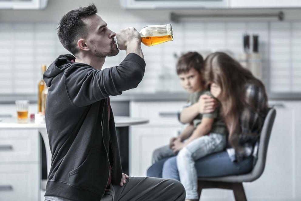 ¿Sabes cómo identificar a una familia alcoholizada? ¡Descúbrelo! Mujer