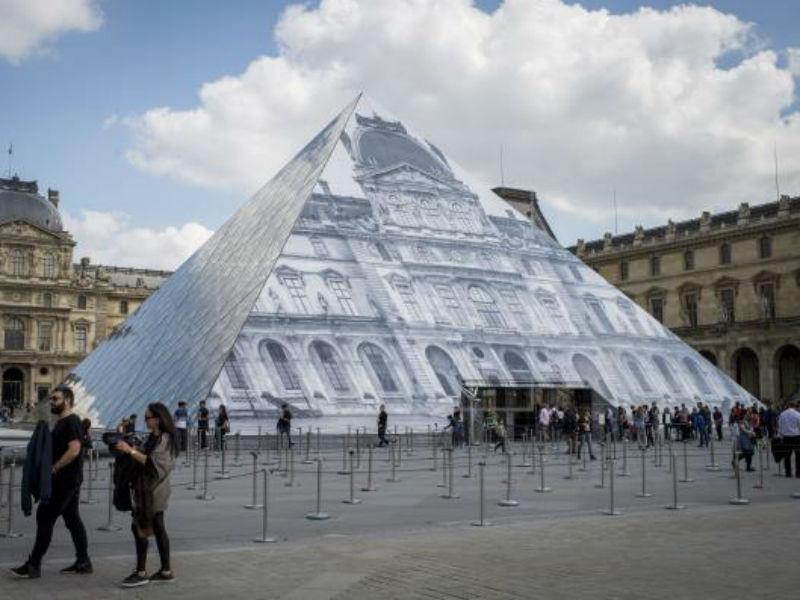 La mejora de las condiciones de acogida de los visitantes es una de las prioridades del Louvre, que desde 2015 ha iniciado grandes obras de renovación en los accesos y espacios de exposición del museo sobre 35.000 metros cuadrados.