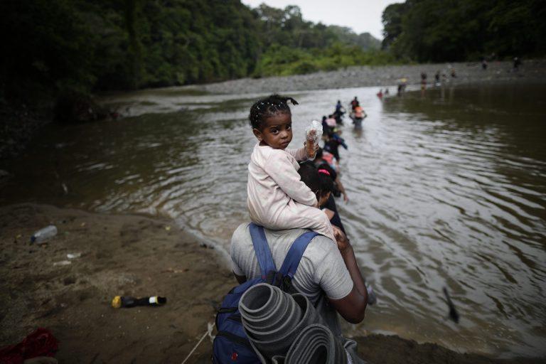 Migrantes cruzan el río Turquesa, el 14 de septiembre de 2023 en Darién (Panamá). EFE/ Bienvenido Velasco