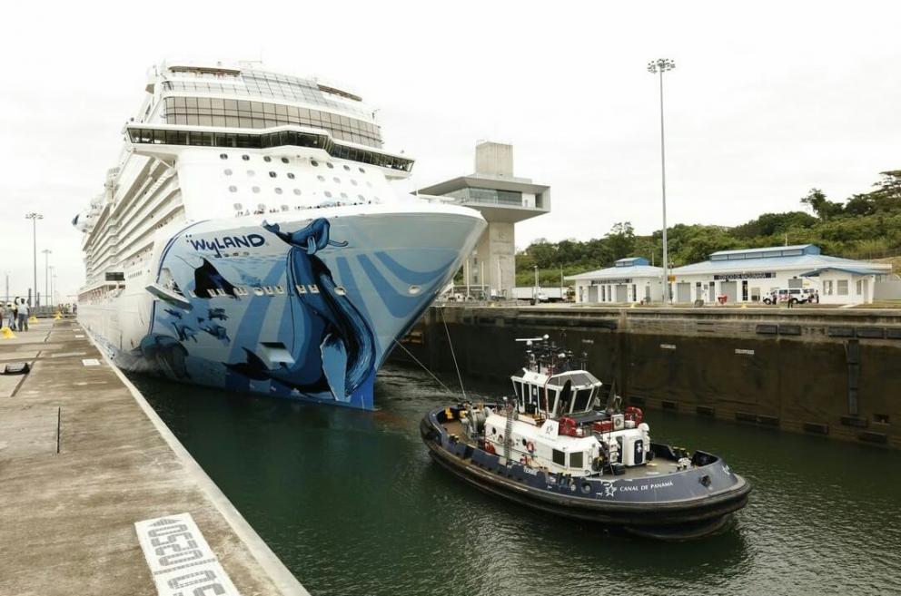 El Norwegian Bliss, con capacidad para cinco mil pasajeros, pasó hoy por el Canal de Panamá/ACP 