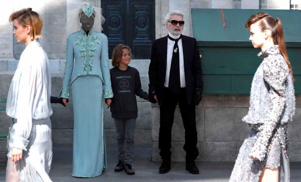 Karl Lagerfeld durante el cierre del último desfile de Alta Costura de Chanel