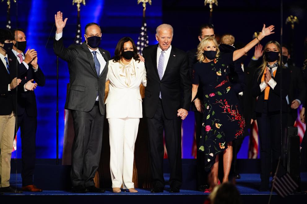 Kamala Harris (blanco) y Jill Biden eligen diseños latinos para celebrar su victoria. EFE 