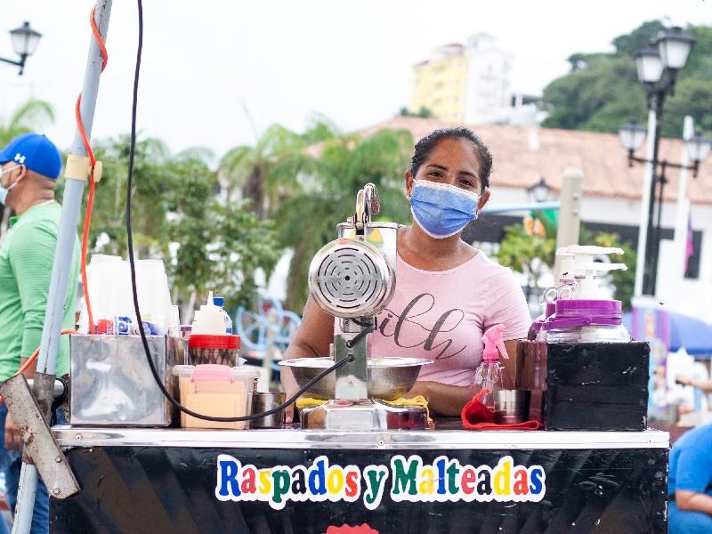 Los pagos digitales han ayudado a los vendedores informales a aumentar sus ventas. Foto / Ana Quinchoa.