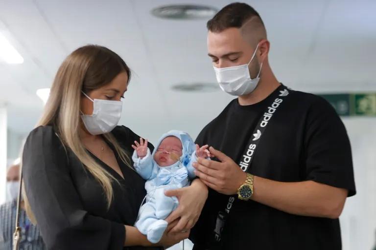  Tamara y Jesús posan con su hijo, el pequeño Jesús, que se ha convertido en el primer bebé nacido en España de una mujer trasplantada del útero en 2020. EFE/Toni Albir