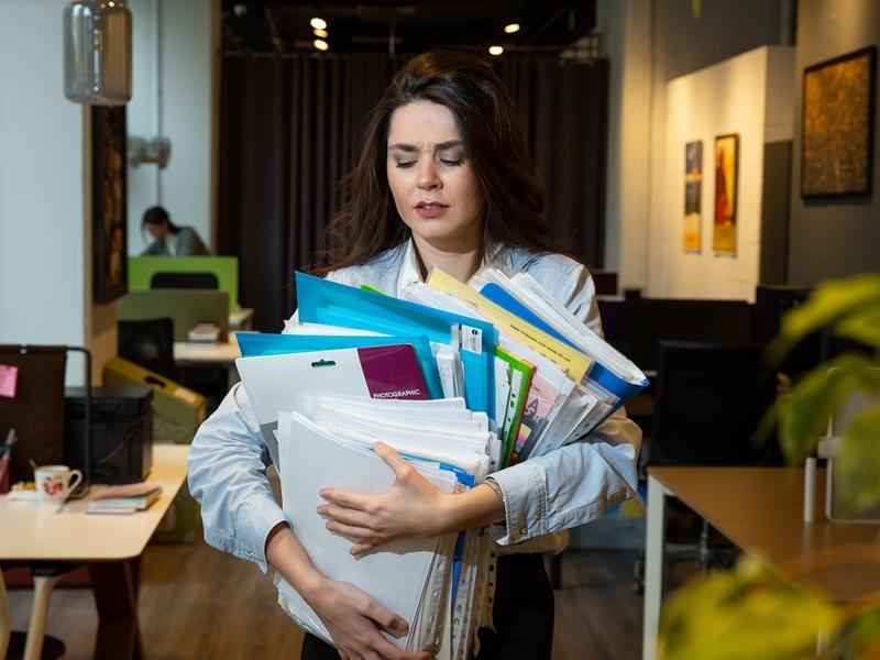 Algunas personas normalizan el estrés laboral causado por trabajar bajo presión. Foto ilustrativa / Freepik. 