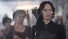 "Los Juegos del Hambre" cuenta la historia de Katniss Everdeen, una adolescente que se ve obligada a participar en una competición a vida o muerte.