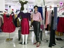 Para las mujeres un poco más atrevidas, una combinación de una falda roja y un top morado oscuro.