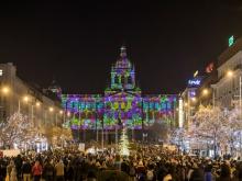 El Ayuntamiento decidió el pasado agosto sustituir el espectáculo pirotécnico por uno de "video mapping", una técnica audiovisual que proyecta imágenes y animaciones sobre superficies reales, creando incluso efectos en tres dimensiones.